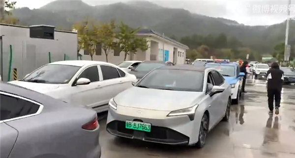 賭博：春節高速服務區電車排隊充電難 網友偶遇極氪開充電車支援 直呼挺負責