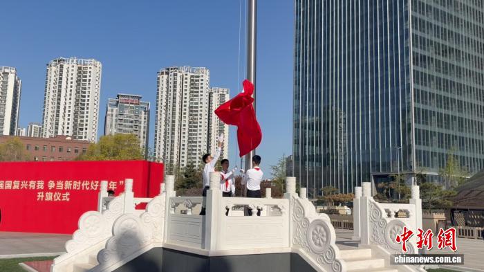 YY GAME娛樂：從仰望國旗到街頭守候 沈陽見証一場跨越時空的致敬