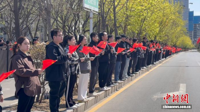 YY GAME娛樂：從仰望國旗到街頭守候 沈陽見証一場跨越時空的致敬